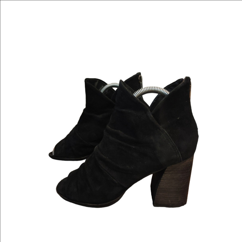 Tahari Devina Booties Size 8.5